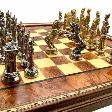 Ensemble Grand Napoléon VI Jeu d'Echecs Napoléon en Métal et Echiquier sur Pied en Bois d'Orme – Image 4