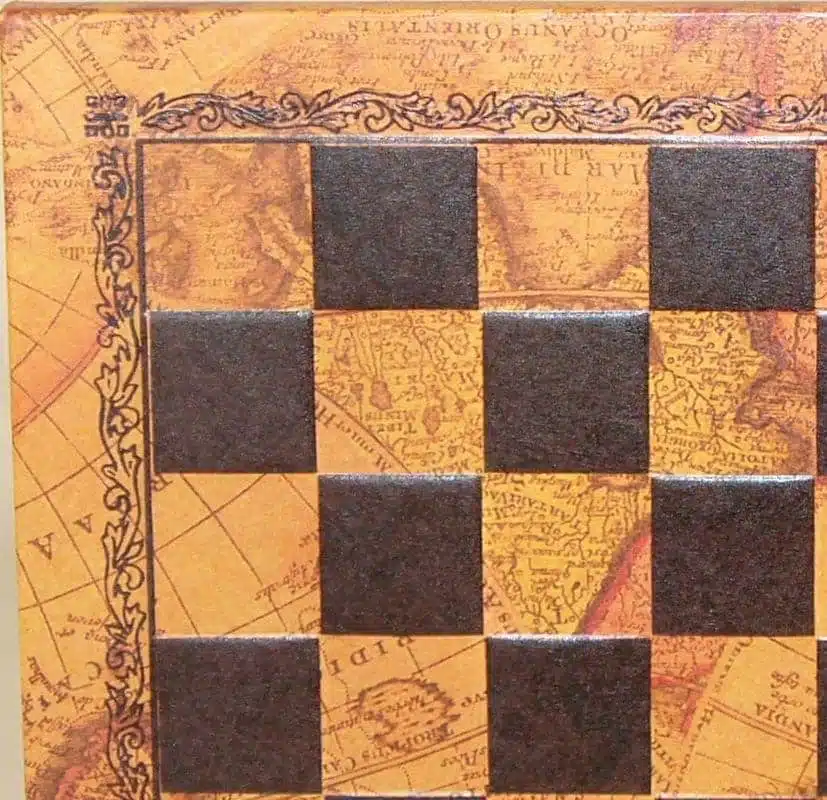 Echiquier Brun en Similicuir et Jeu d'Echecs Staunton en Bois et Métal – Image 12
