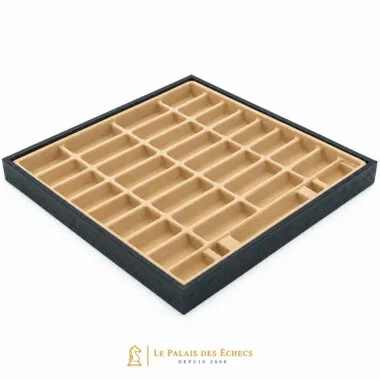 Compartiments en feutrine beige du coffret de rangement vus de dessus