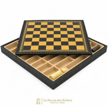 Coffret de rangement ouvert montrant l'échiquier noir et or servant de couvercle
