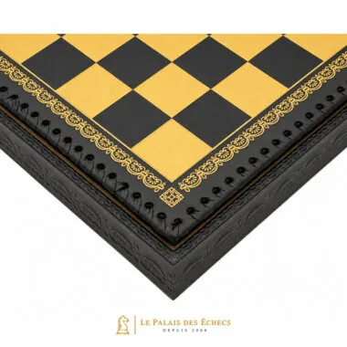 Détail du coin de l'échiquier montrant la bordure gravée et les cases dorées