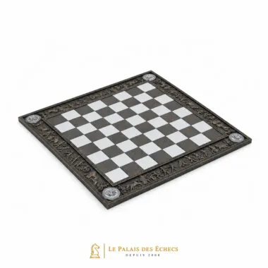 Échiquier grec noir et blanc avec bordure ornée de motifs mythologiques