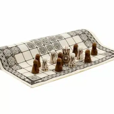 Plateau en lin Hnefetafl enroulé avec pièces en résine disposées au centre
