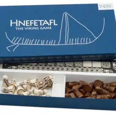 Coffret de rangement Hnefetafl ouvert montrant les pièces en résine en deux teintes
