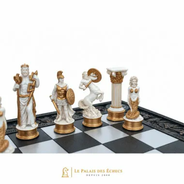 Pièces Arès, Centaure et Méduse ainsi qu'une colonne grecque sur l'échiquier