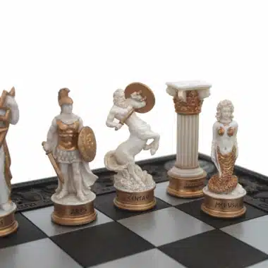 Jeu d'Echecs Mythologie Grecque Peint à la Main et Echiquier Grec Noir et Blanc – Image 3