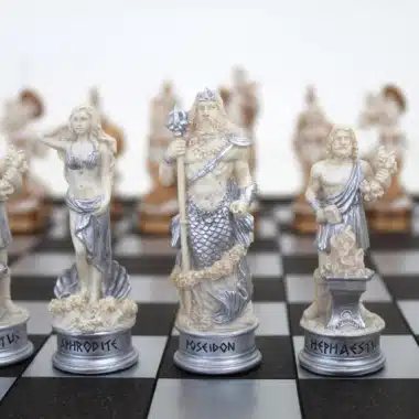 Alternative view of Jeu d'Echecs Mythologie Grecque Peint à la Main et Echiquier Grec Noir et Blanc