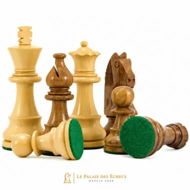 Pièces du jeu d'échecs Staunton avec deux rois couchés sur base en feutrine verte