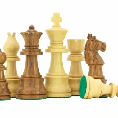 Pièces d'échecs disposées en groupe avec une tour renversée