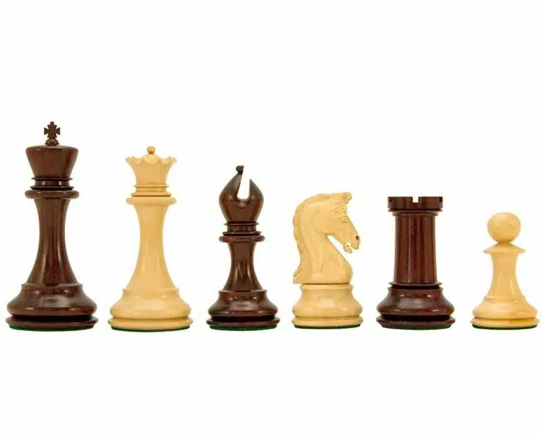 Jeu d'échecs Eminence : pièces en bois de rose et buis alignées