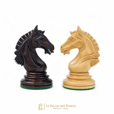 Cavaliers en bois de buis et bois de rose, têtes sculptées face à face