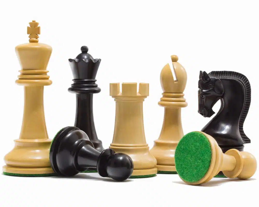 Ensemble Leningrad Echiquier en Bois d'Acajou et Jeu d'Echecs en Bois de Buis Ebonisé – Image 9