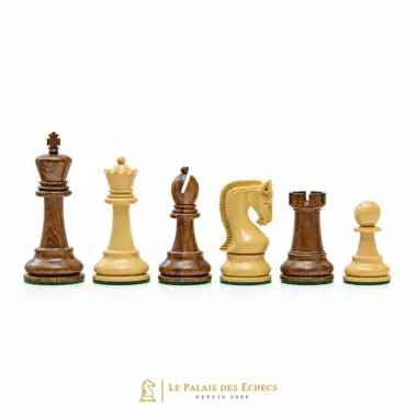 Pièces d'échecs en bois d'acacia alignées, finition bicolore claire et foncée