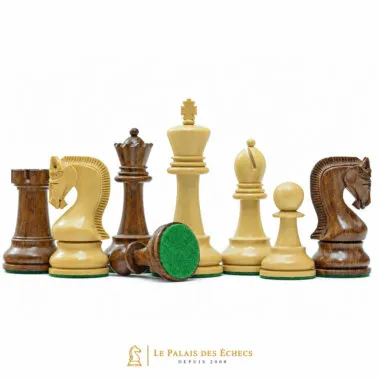 Pièces d'échecs en bois d'acacia groupées, base en feutrine verte visible