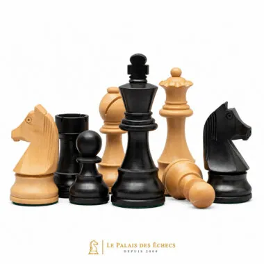 Pièces d'échecs en buis et buis ébonisé regroupées, vue d'ensemble détaillée