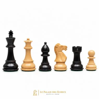 Pièces d'échecs Staunton en buis naturel et buis ébonisé alignées