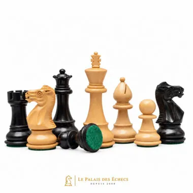 Pièces d'échecs Staunton groupées montrant la feutrine verte des socles