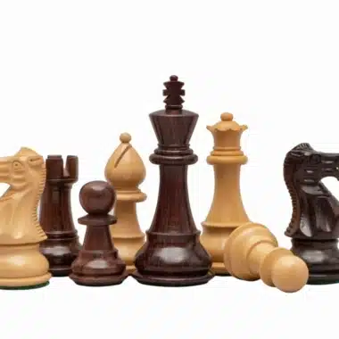 Pièces d'échecs Staunton disposées en arc de cercle sur fond blanc