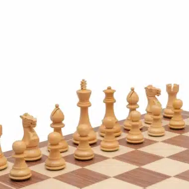 Pièces d'échecs claires en bois de buis alignées sur l'échiquier