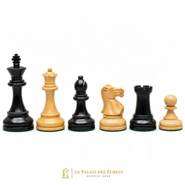 Pièces d'échecs alignées en buis naturel et buis ébonisé noir