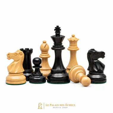 Pièces d'échecs regroupées montrant les détails sculptés du cavalier et du roi