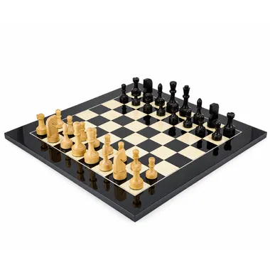 Jeu d'échecs contemporain complet sur échiquier noir et érable, vue d'ensemble