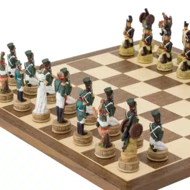 Jeu d'échecs Napoléon Vs Russie en Résine & Échiquier en Bois d'Erable et Noyer