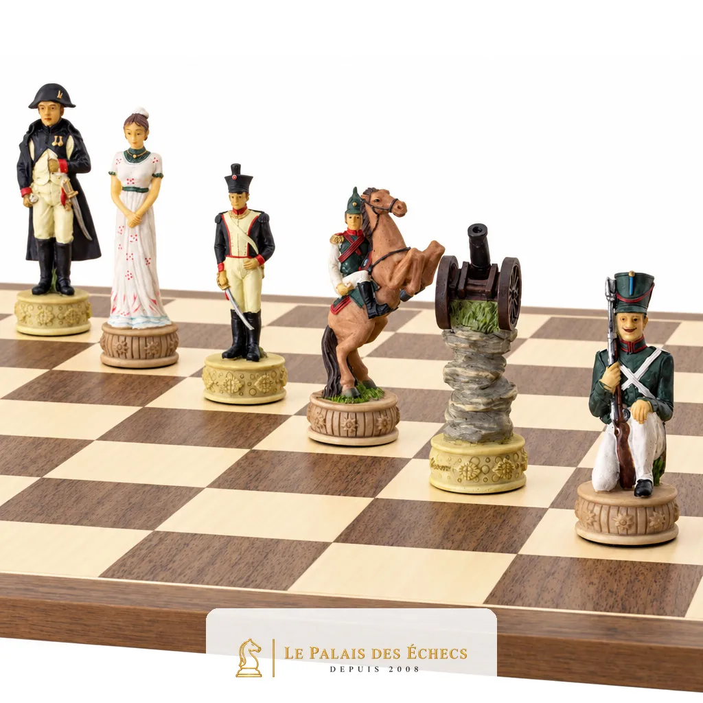 Pièces peintes Napoléon Vs Russie alignées sur échiquier en érable et noyer