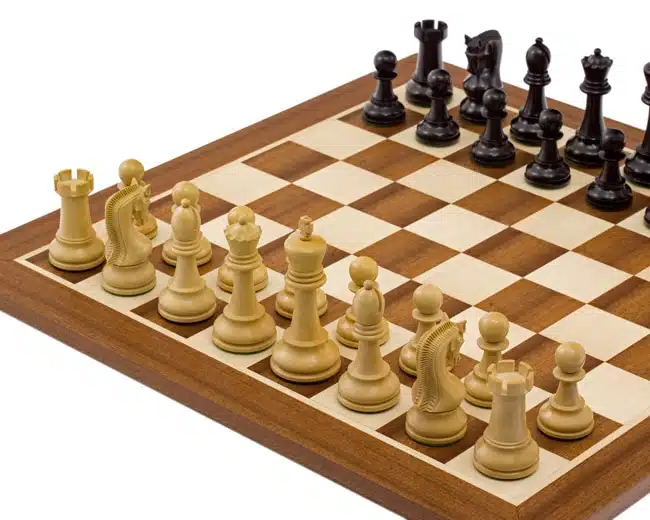 Ensemble Leningrad Echiquier en Bois d'Acajou et Jeu d'Echecs en Bois de Buis Ebonisé – Image 3