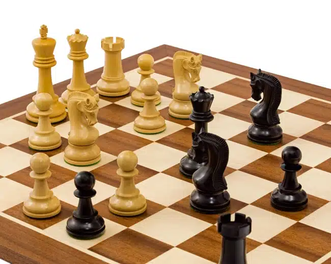 Ensemble Leningrad Echiquier en Bois d'Acajou et Jeu d'Echecs en Bois de Buis Ebonisé – Image 2