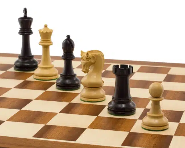 Ensemble Leningrad Echiquier en Bois d'Acajou et Jeu d'Echecs en Bois de Buis Ebonisé – Image 6