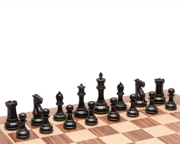 Pièces noires en ébène du jeu Windsor alignées sur l'échiquier