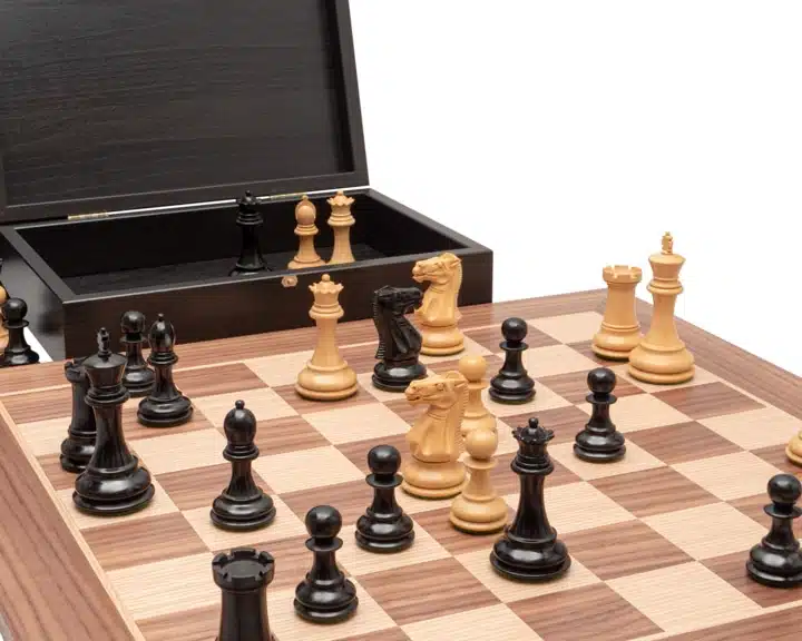 Coffret de rangement ouvert du jeu Windsor avec pièces claires et échiquier