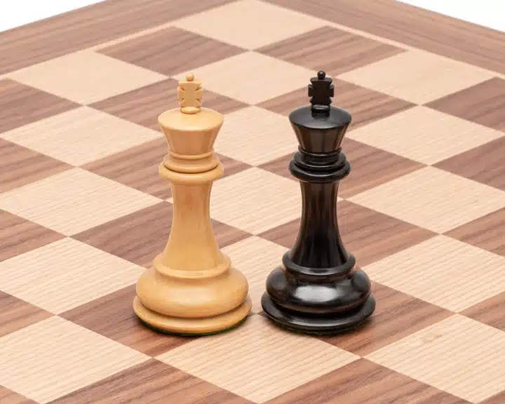Rois noir et clair du jeu Windsor face à face sur l'échiquier