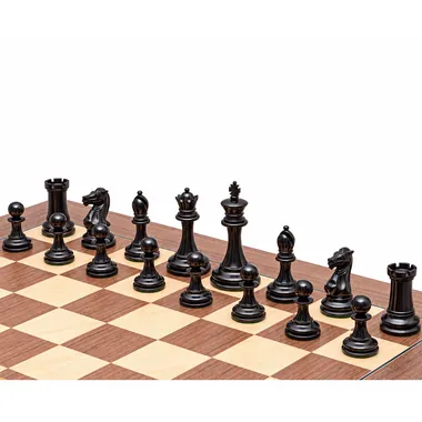 Pièces noires en ébène du jeu Rochester alignées sur l'échiquier en noyer