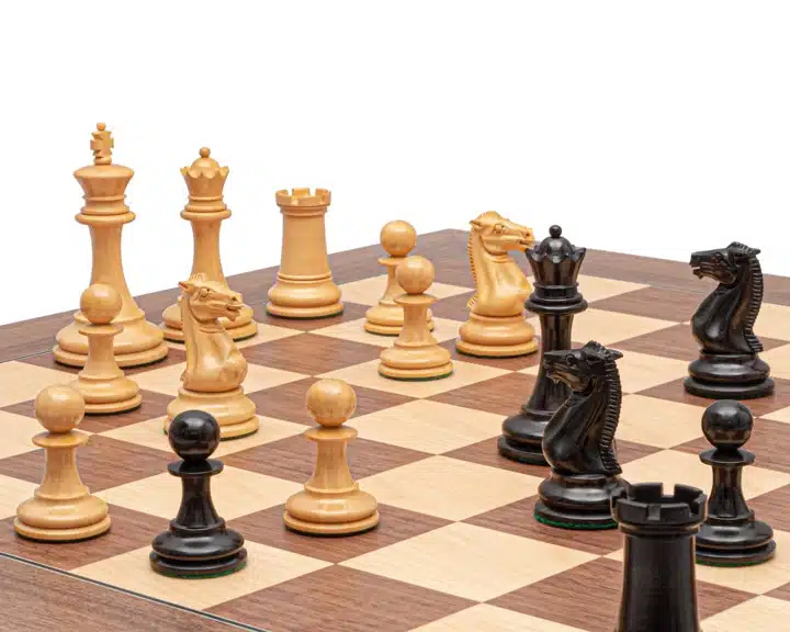 Jeu d'Échecs Rochester - Échiquier en bois de Noyer et Érable & Pièces en bois de Buis et Ébène