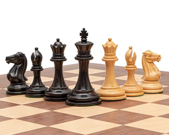 Jeu d'Échecs Rochester - Échiquier en bois de Noyer et Érable & Pièces en bois de Buis et Ébène