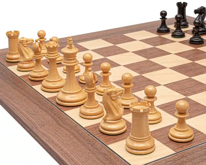 Jeu d'Échecs Rochester - Échiquier en bois de Noyer et Érable & Pièces en bois de Buis et Ébène