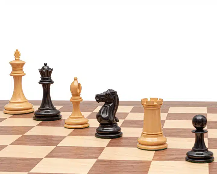 Jeu d'Échecs Rochester - Échiquier en bois de Noyer et Érable & Pièces en bois de Buis et Ébène