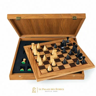Coffret ouvert en bois avec échiquier intégré et pièces en bois de rose