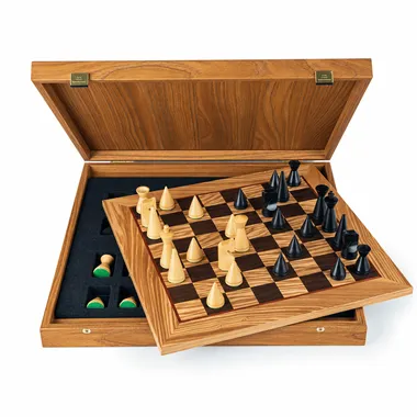 Coffret ouvert en bois avec échiquier intégré et pièces en bois de rose