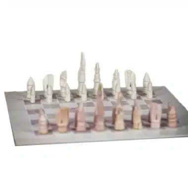 Jeu d'échecs et échiquier en pierre ollaire, vue d'ensemble des pièces disposées