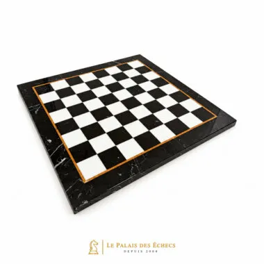 Échiquier Louis XIV vu de biais, cases en marbre noir et blanc et bordure dorée