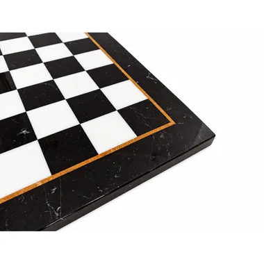 Échiquier Louis XIV : détail de l'angle en marbre noir et blanc avec liseré doré