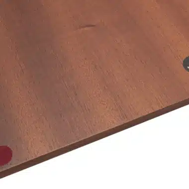 Échiquier en bois d'acajou et bois de bouleau, détail du dessous avec repères colorés