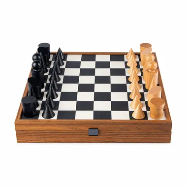 Jeu d'échecs Bauhaus noir et blanc, pièces géométriques disposées sur l'échiquier
