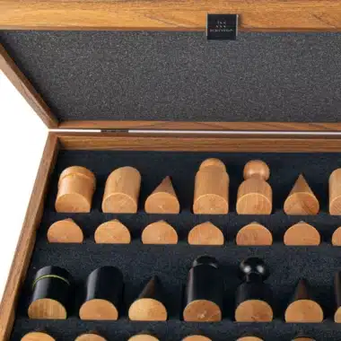 Jeu d'Echecs Bauhaus Noir et Blanc en Bois et Similicuir avec Rangement – Image 5