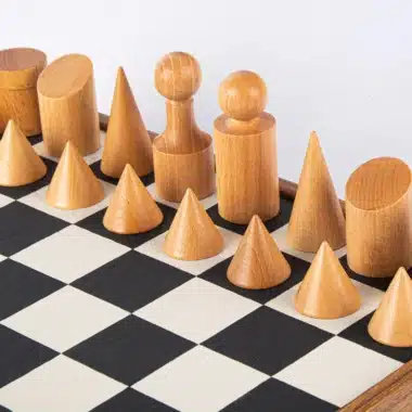 Jeu d'Echecs Bauhaus Noir et Blanc en Bois et Similicuir avec Rangement – Image 3