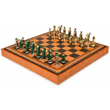 Pièces d'échecs médiévales vertes et dorées disposées sur l'échiquier en bois