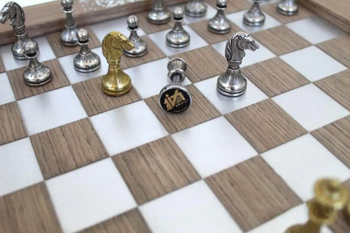Ensemble Arabesque Echiquier en Bois avec Tiroir de Rangement et Jeu d'Echecs Staunton en Metal – Image 3